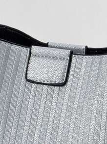 Nova bolsa balde de grande capacidade 2024, bolsa feminina versátil para deslocamento, transversal, pequena, bolsa listrada simples, com corrente, pingente decorativo, bolsa feminina de volta ao trabalho, os melhores presentes de Dia das Mães de todos os tempos