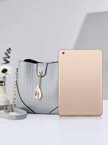 Nova bolsa balde de grande capacidade 2024, bolsa feminina versátil para deslocamento, transversal, pequena, bolsa listrada simples, com corrente, pingente decorativo, bolsa feminina de volta ao trabalho, os melhores presentes de Dia das Mães de todos os tempos