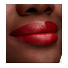MAC Lustreglass 透亮唇膏 - Glossed And Found(中調紅色帶紅色珠光) - 查看 5