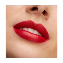 MAC Lustreglass 透亮唇膏 - Glossed And Found(中調紅色帶紅色珠光) - 查看 3