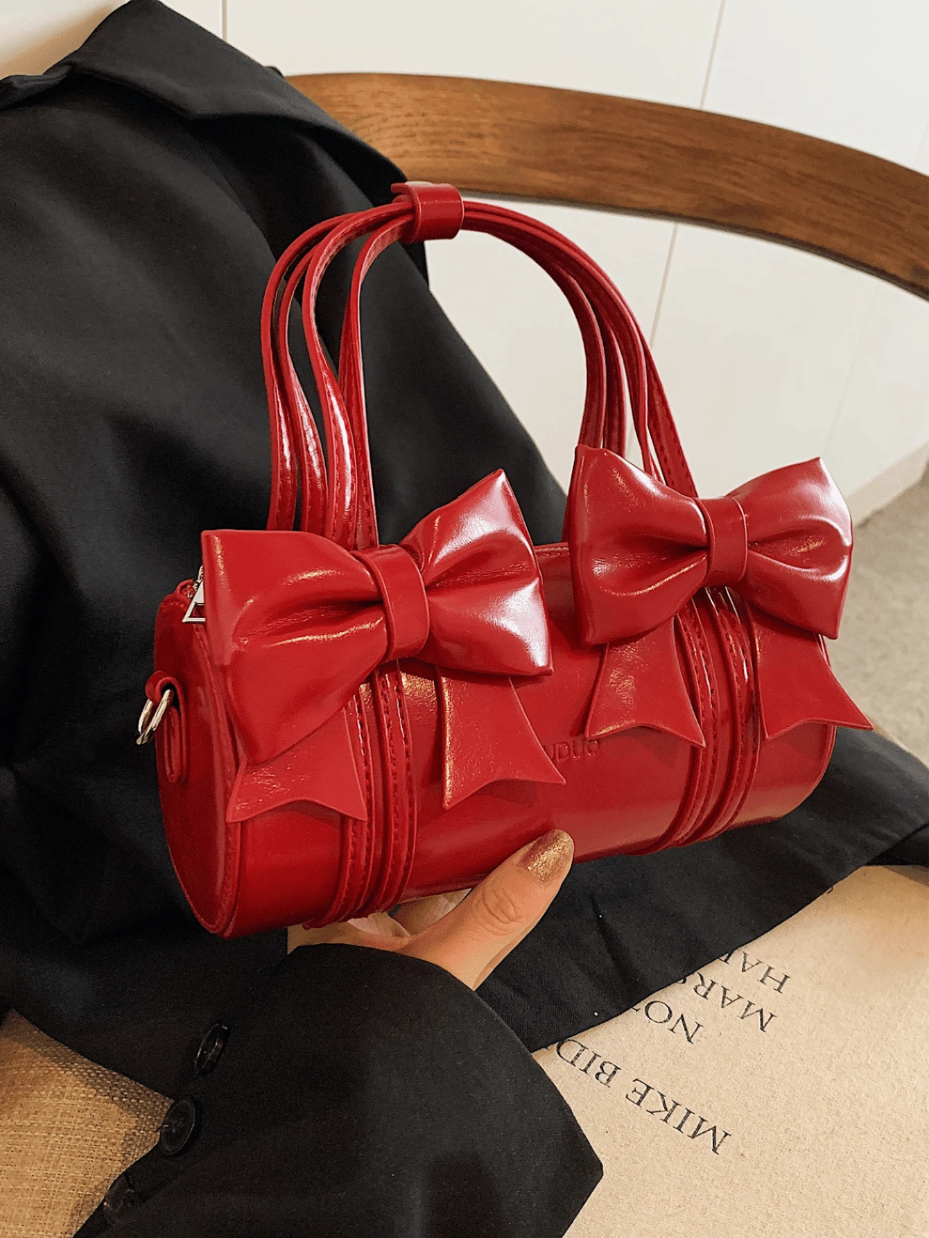 حقيبة يد دائرية خفيفة ومميزة بتصميم صيفي أحمر بالعقدة الزخرفية، مناسبة للفتيات الصغيرات للسفر والحفلات