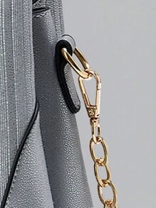 Nova bolsa balde de grande capacidade 2024, bolsa feminina versátil para deslocamento, transversal, pequena, bolsa listrada simples, com corrente, pingente decorativo, bolsa feminina de volta ao trabalho, os melhores presentes de Dia das Mães de todos os tempos