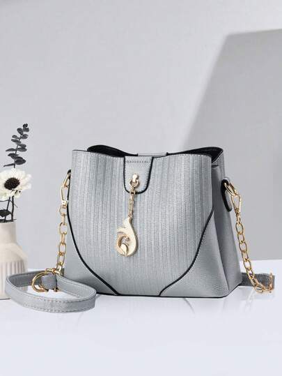 新款水桶包大容量女包多功能通勤斜挎小包简约条纹链条包时尚吊坠装饰女包返岗上班