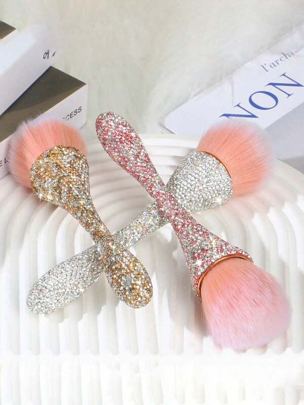 1 pieza Brocha plana de base arqueada Todo el Body está incrustado con diamantes de imitación Cepillo de polvo profesional de pelo sintético Herramienta de maquillaje para uso diario en el rostro Regalo con un pincel de base vestidor