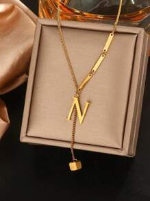 Collar dorado con colgante de borla minimalista de moda con letra de cubo de 26 piezas con estilo europeo y americano INS para mujer, hecho de acero inoxidable con baño de 18K, antidesvanecimiento, adecuado para uso diario y de festival en verano