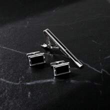 Un paio di gemelli in ottone nero classici e un fermaglio per cravatta in argento e nero, set da regalare al marito