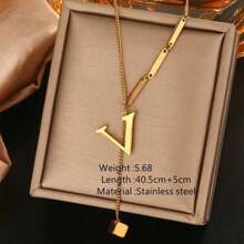 Collar dorado con colgante de borla minimalista de moda con letra de cubo de 26 piezas con estilo europeo y americano INS para mujer, hecho de acero inoxidable con baño de 18K, antidesvanecimiento, adecuado para uso diario y de festival en verano