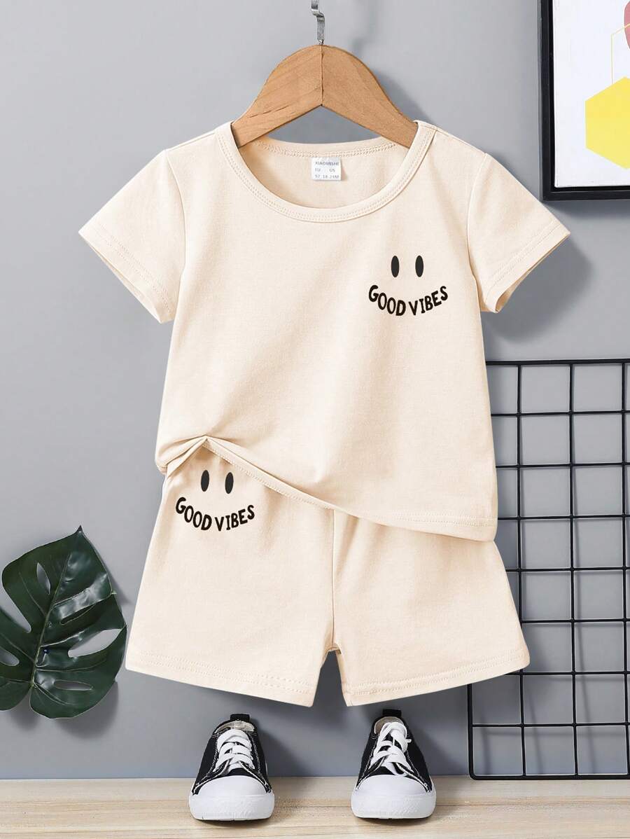 2 pezzi Outfit estivo per bimbo, set composto da maglietta a maniche corte a girocollo e shorts con elastico, magliette con stampe casual di lettere e facce sorridenti, completo sportivo alla moda - Albicocca - Visualizzare 1