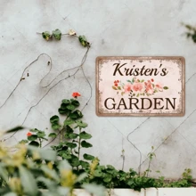 1 pezzo [Personalizzabile] Targa in metallo personalizzata, Il Giardino di Kristen, Targa personalizzata, Tavola antica, Decorazione da parete per casa, giardino e cortile, Regalo per amici, 8*12 pollici, Multifunzionale, Anti-muffa, Ornamentale, Riutilizzabile, Raffinata, Elegante, Di alta qualità, Colorata, Moderna, Personalizzata, Unica, Regali ideali per lui, Regali ideali per lei, Vita estiva lenta, Ispirazione per la vita all'aperto, Statue e sculture da giardino personalizzate, Atmosfera accogliente