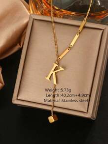 Collar dorado con colgante de borla minimalista de moda con letra de cubo de 26 piezas con estilo europeo y americano INS para mujer, hecho de acero inoxidable con baño de 18K, antidesvanecimiento, adecuado para uso diario y de festival en verano
