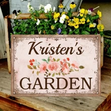 1 pezzo [Personalizzabile] Targa in metallo personalizzata, Il Giardino di Kristen, Targa personalizzata, Tavola antica, Decorazione da parete per casa, giardino e cortile, Regalo per amici, 8*12 pollici, Multifunzionale, Anti-muffa, Ornamentale, Riutilizzabile, Raffinata, Elegante, Di alta qualità, Colorata, Moderna, Personalizzata, Unica, Regali ideali per lui, Regali ideali per lei, Vita estiva lenta, Ispirazione per la vita all'aperto, Statue e sculture da giardino personalizzate, Atmosfera accogliente