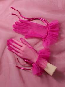 一双透明网状腕长手套，适合作为新娘婚礼或女性舞蹈的配饰