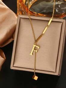 Collar dorado con colgante de borla minimalista de moda con letra de cubo de 26 piezas con estilo europeo y americano INS para mujer, hecho de acero inoxidable con baño de 18K, antidesvanecimiento, adecuado para uso diario y de festival en verano