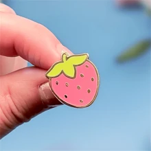 卡通可爱草莓珐琅胸针 定制装饰胸针 衣领徽章 包包别针 珠宝礼物 情人节礼物 情人节胸针 衣服包包挂饰 学校 Kpop 背包 教师用品 包包挂饰 办公配件 衬衫 夹克 圣诞节 万圣节 秋冬季配饰，适合青少年、青年、男士，休闲、户外、运动、度假、毕业礼物、生日、日常佩戴 衣服别针 趣味教师礼物 服装配饰 男士礼物 包包别针 - 西瓜粉 - 查看 5