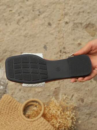 نعال نسائية مبطنة بالنسيج ذات كعب مفلطح ملائمة لأجازات الصيف , سهلة الارتداء, مريحة للاستخدام على الشاطئ , متوفرة باللون البني والأسود والأبيض والوردي والبرغندي والأحمر