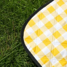 1 件超大可折叠格子野餐垫（198 厘米 * 198 厘米），适用于露营、草坪、公园等户外活动以及作为婚礼和订婚的配件（由 210T 涤纶、80g 喷胶和底部 210D 牛津布制成） - 黃色 - 查看 5