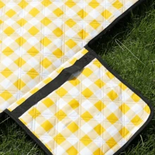 1 件超大可折叠格子野餐垫（198 厘米 * 198 厘米），适用于露营、草坪、公园等户外活动以及作为婚礼和订婚的配件（由 210T 涤纶、80g 喷胶和底部 210D 牛津布制成） - 黃色 - 查看 4