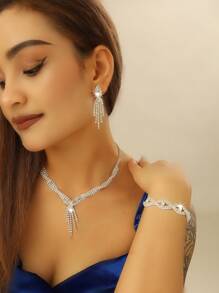 Conjunto de joyería de novia de plata con cristal - Conjunto de joyería de boda que incluye collar, aretes, gargantilla con strass y pulsera (set de 4 piezas - 2 aretes, 1 collar y 1 pulsera) para mujeres y niñas