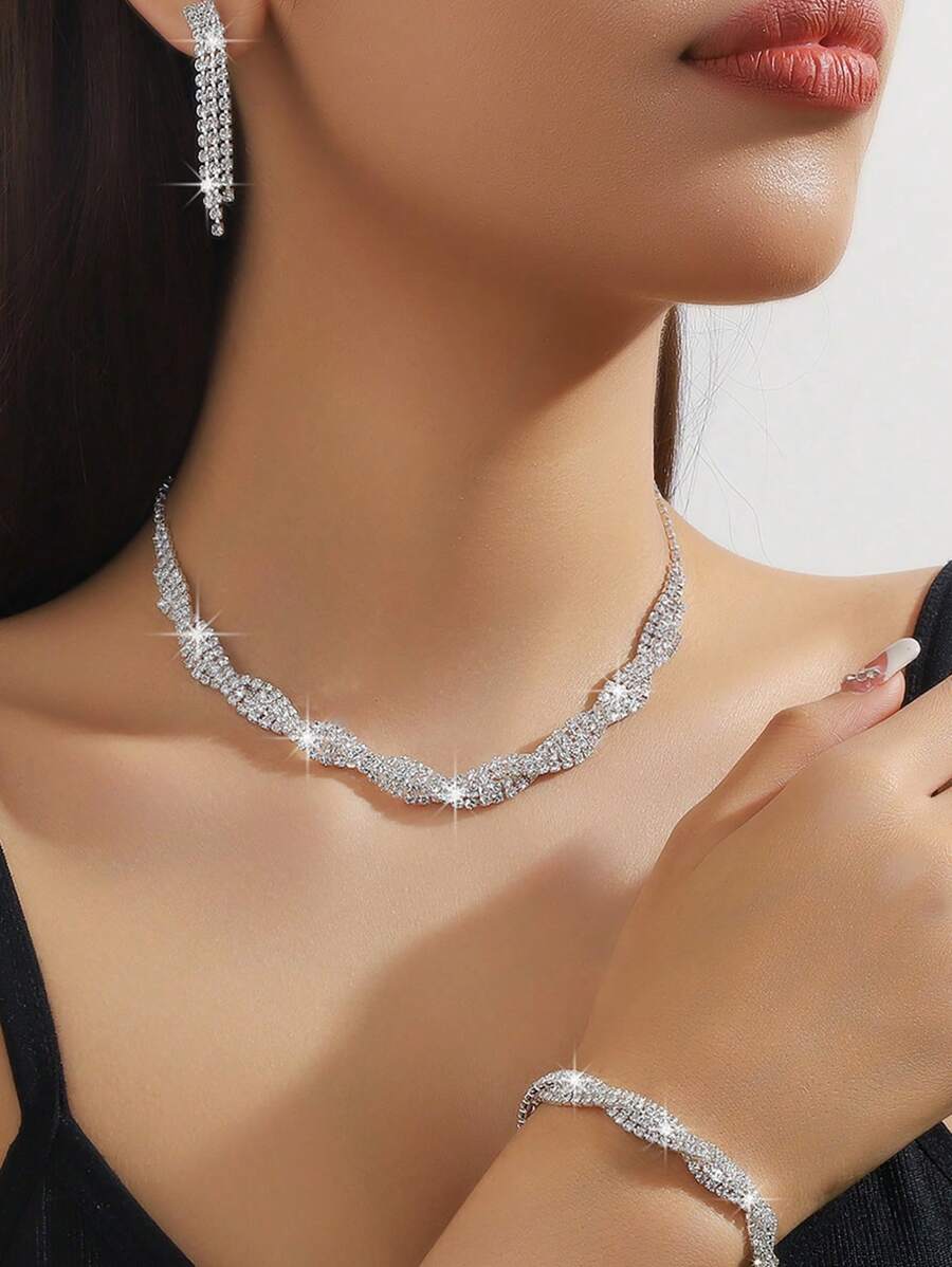 Conjunto de collar y aretes de cristal de plata para novia, conjunto de joyas de boda con collar de estrás, joyería de disfraz de baile de máscaras para mujeres y niñas (juego de 3 piezas - 2 pares de aretes y 1 collar) - Plateado - Ver 1