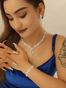 Conjunto de joyería de novia de plata con cristal - Conjunto de joyería de boda que incluye collar, aretes, gargantilla con strass y pulsera (set de 4 piezas - 2 aretes, 1 collar y 1 pulsera) para mujeres y niñas