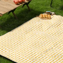 1 件超大可折叠格子野餐垫（198 厘米 * 198 厘米），适用于露营、草坪、公园等户外活动以及作为婚礼和订婚的配件（由 210T 涤纶、80g 喷胶和底部 210D 牛津布制成） - 黃色 - 查看 6