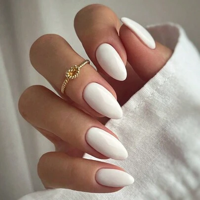 24件设计高档优雅大气设计感按压指甲，方形短款喜庆浪漫氛围，时尚好搭配指甲套装，适合女性日常派对和佩戴，赠送指甲锉和果冻胶