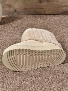 بوت ثلج نسائي جديد موضة خريف / شتاء 2024 قادر على إتباع الموضة و التريح و تعدد الإستعمالات و الدفء