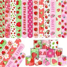Juego de regalo de fiesta, 72 piezas, que incluye: Tarjetas de papel (50 piezas), Llaveros con forma de fresa (10 piezas), Pulseras con aplauso de PVC (12 piezas), Pequeños regalos para decoración de fiesta de vacaciones, Navidad