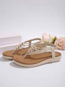 2024 年春夏米色波西米亚风人字凉鞋，复古串珠编织露趾软底女鞋