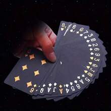 1 set (54 cartas) Cartas de juego de plástico PVC con lámina de oro y negro a prueba de agua, fáciles de barajar, flexibles y lavables, adecuadas para fiestas en la piscina y en la playa, juegos de pareja, entretenimiento familiar, regalo de Acción de Gracias, juegos de mesa para reuniones familiares, fiestas con amigos y entretenimiento de viajes.