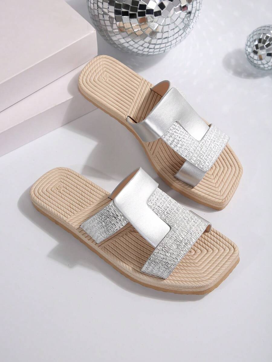 Damskie sandały na płaskiej podeszwie ze skrzyżowanymi palcami i kwadratowymi noskami, w stylu wakacyjnym, w kolorze srebrnym i jasnosrebrnym - Srebro - Zobacz 1