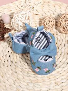 1pair Girls' Cute Mary Jane Flat Shoes, With Bowknot Fabric And Hook-And-Loop Design, Asymmetric Flower Embroidery, Slip-Resistant And Comfortable, Suitable For Spring And Autumn