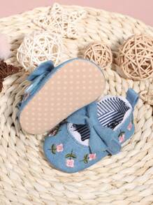 1pair Girls' Cute Mary Jane Flat Shoes, With Bowknot Fabric And Hook-And-Loop Design, Asymmetric Flower Embroidery, Slip-Resistant And Comfortable, Suitable For Spring And Autumn