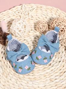 1pair Girls' Cute Mary Jane Flat Shoes, With Bowknot Fabric And Hook-And-Loop Design, Asymmetric Flower Embroidery, Slip-Resistant And Comfortable, Suitable For Spring And Autumn