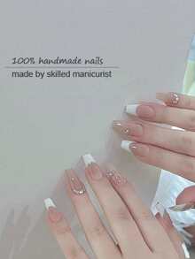 VEGE SISTER 100% Uñas postizas hechas a mano de color nude con puntas francesas blancas y decoración de encantos de uñas de diamantes de imitación brillantes. Juego de 10 uñas cortas de estilo ataúd, reutilizables y con pegatina adhesiva para diseño de arte de uñas para uso diario y días festivos. - Albaricoque - Ver 3
