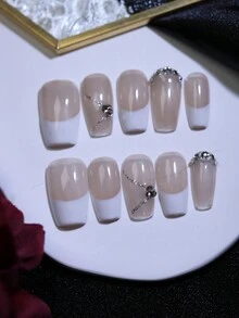 VEGE SISTER 100% Uñas postizas hechas a mano de color nude con puntas francesas blancas y decoración de encantos de uñas de diamantes de imitación brillantes. Juego de 10 uñas cortas de estilo ataúd, reutilizables y con pegatina adhesiva para diseño de arte de uñas para uso diario y días festivos. - Albaricoque - Ver 4