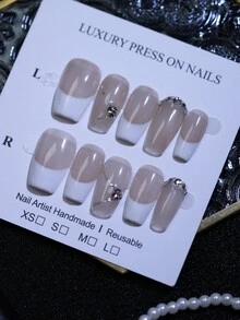 VEGE SISTER 100% Uñas postizas hechas a mano de color nude con puntas francesas blancas y decoración de encantos de uñas de diamantes de imitación brillantes. Juego de 10 uñas cortas de estilo ataúd, reutilizables y con pegatina adhesiva para diseño de arte de uñas para uso diario y días festivos. - Albaricoque - Ver 2