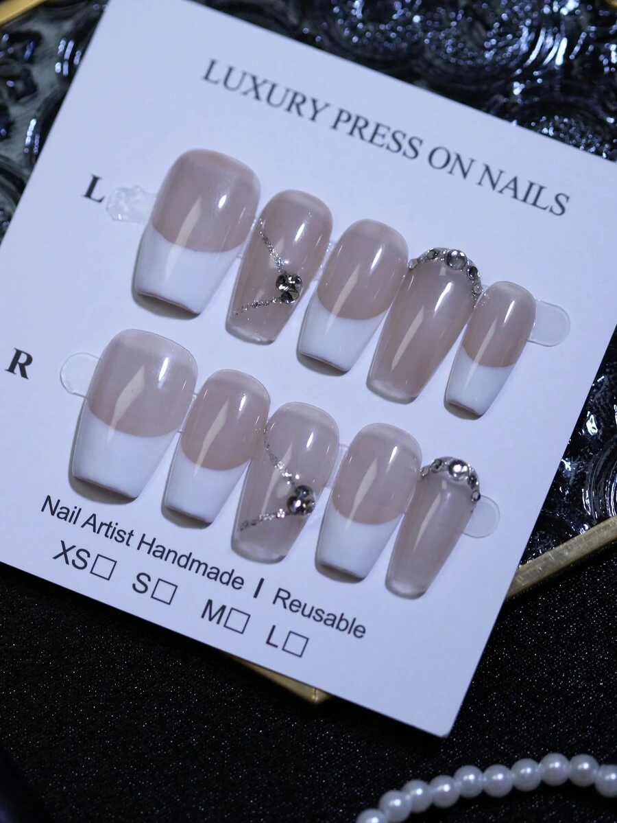 VEGE SISTER 100% Uñas postizas hechas a mano de color nude con puntas francesas blancas y decoración de encantos de uñas de diamantes de imitación brillantes. Juego de 10 uñas cortas de estilo ataúd, reutilizables y con pegatina adhesiva para diseño de arte de uñas para uso diario y días festivos.