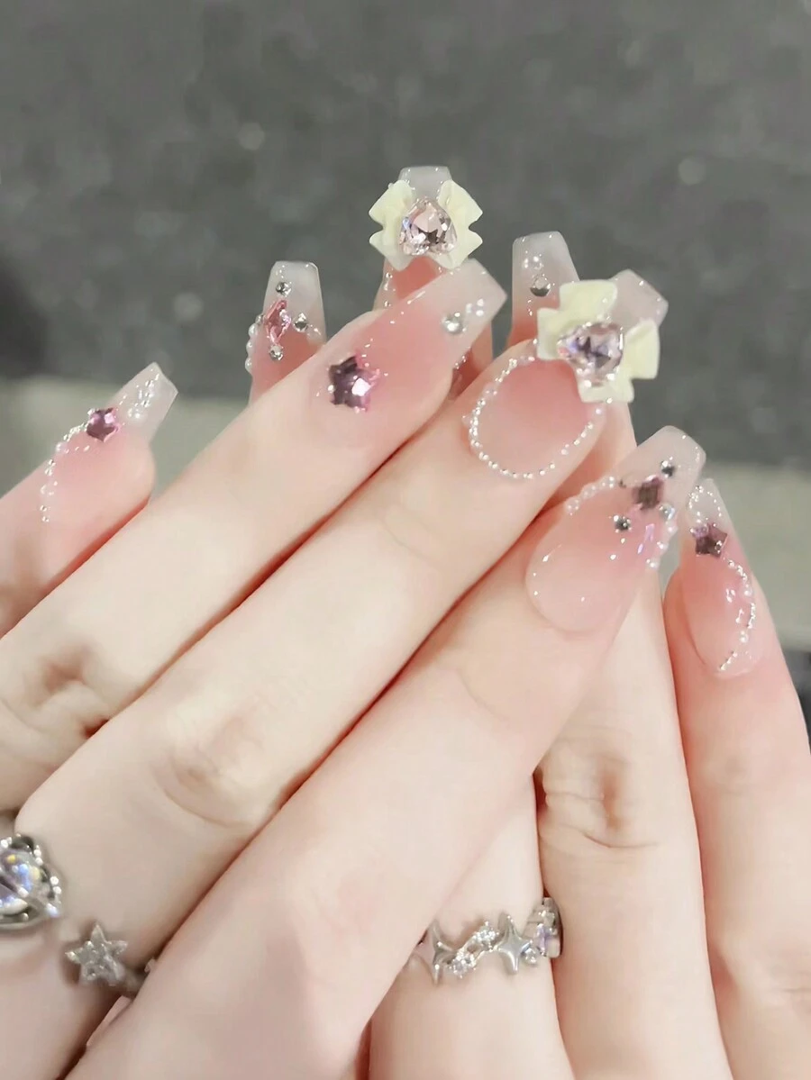 按壓式假指甲，使用一套30入組長棺型法式極簡蝴蝶機器美甲貼片，配以閃閃發光的鑽石日韓風格女士指甲貼片，附贈1片果凍膠和1片磨條，適合派對、舞會、日常休閒穿著，可拆卸和重複使用