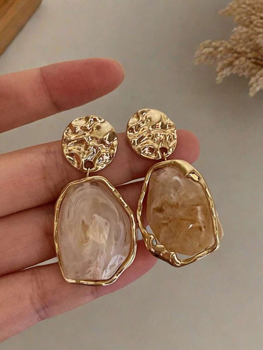 1 Pair Women's Vintage Elegant Gold-Tone Earrings, Fashion Luxury Style Versatile Earrings (Random Carved Pattern)