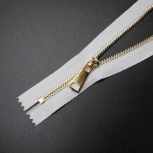 2 pezzi Cerniera metallica con nastro bianco e dente dorato, cerniera a Y con finitura dorata, estremità aperta, lunghezza disponibile: 70 cm/27,56 pollici, adatta per cucire fai-da-te, abbigliamento, tasche e tessuti per la casa - Nastro bianco+dente dorato - Visualizzare 10
