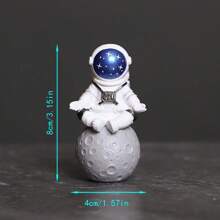 2pcs/1pc Creative Micro Landscape Astronaut Decoration, Cute Cartoon Astronaut Car Ornament, Realistic Astronaut Miniature Figurine For Home Office Decor, Student Gift, Great For Halloween, And Fall Decorations Birthday