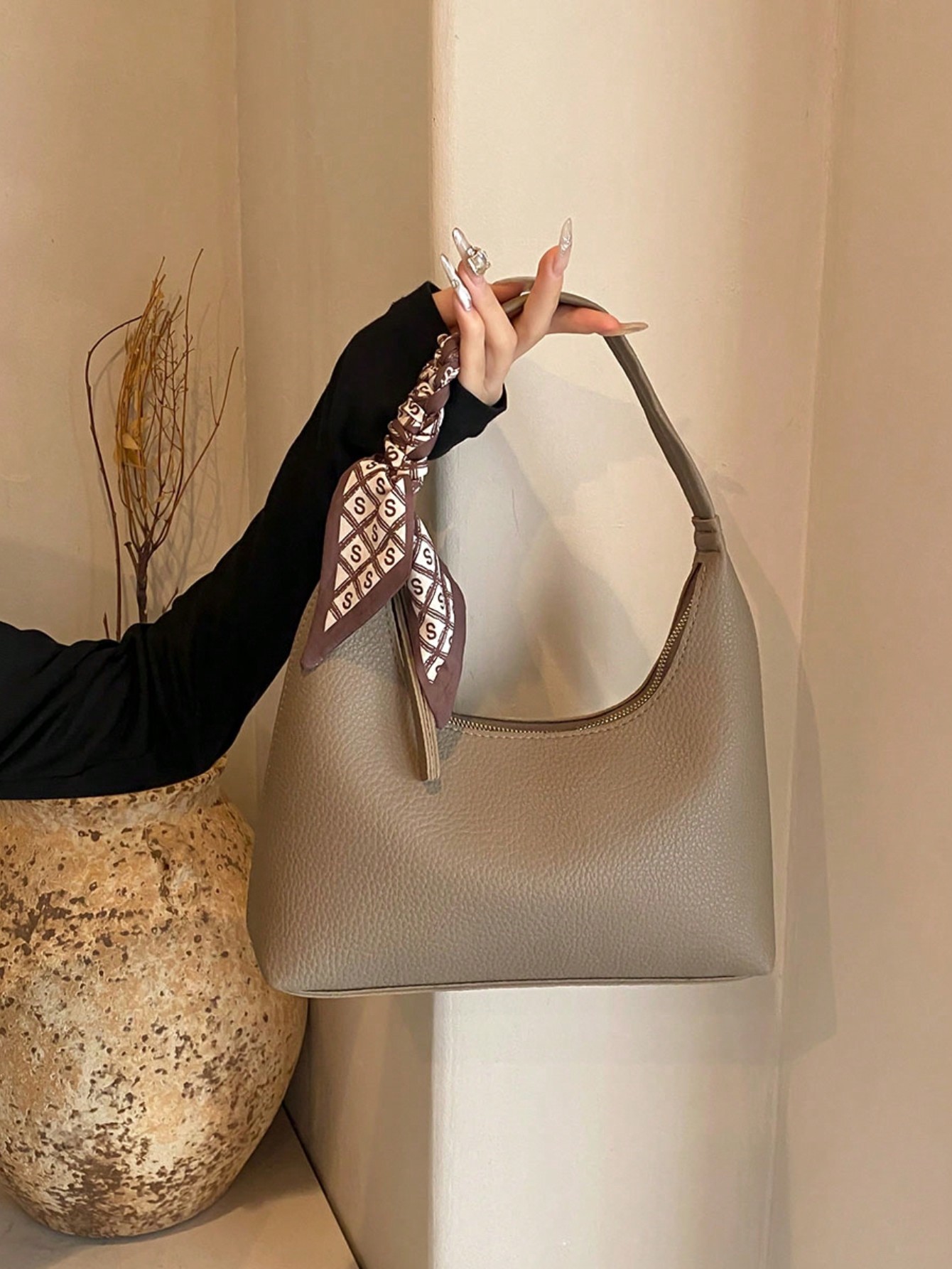 حقيبة كتف نسائية بسيطة مع وشاح حريري