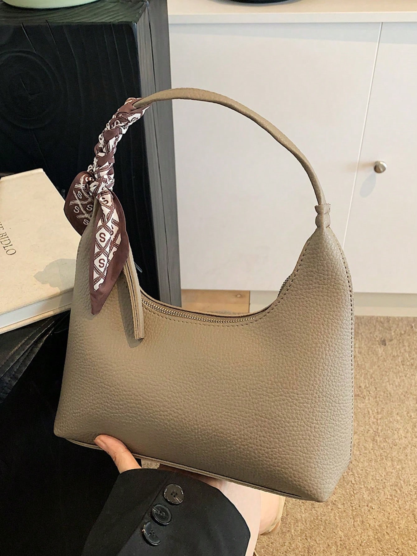 حقيبة كتف نسائية بسيطة مع وشاح حريري