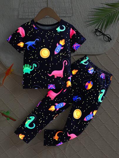 Set de 2 piezas de pijama informal de niño pequeño con parte superior de manga corta y pantalones, que brillan bajo luz UV