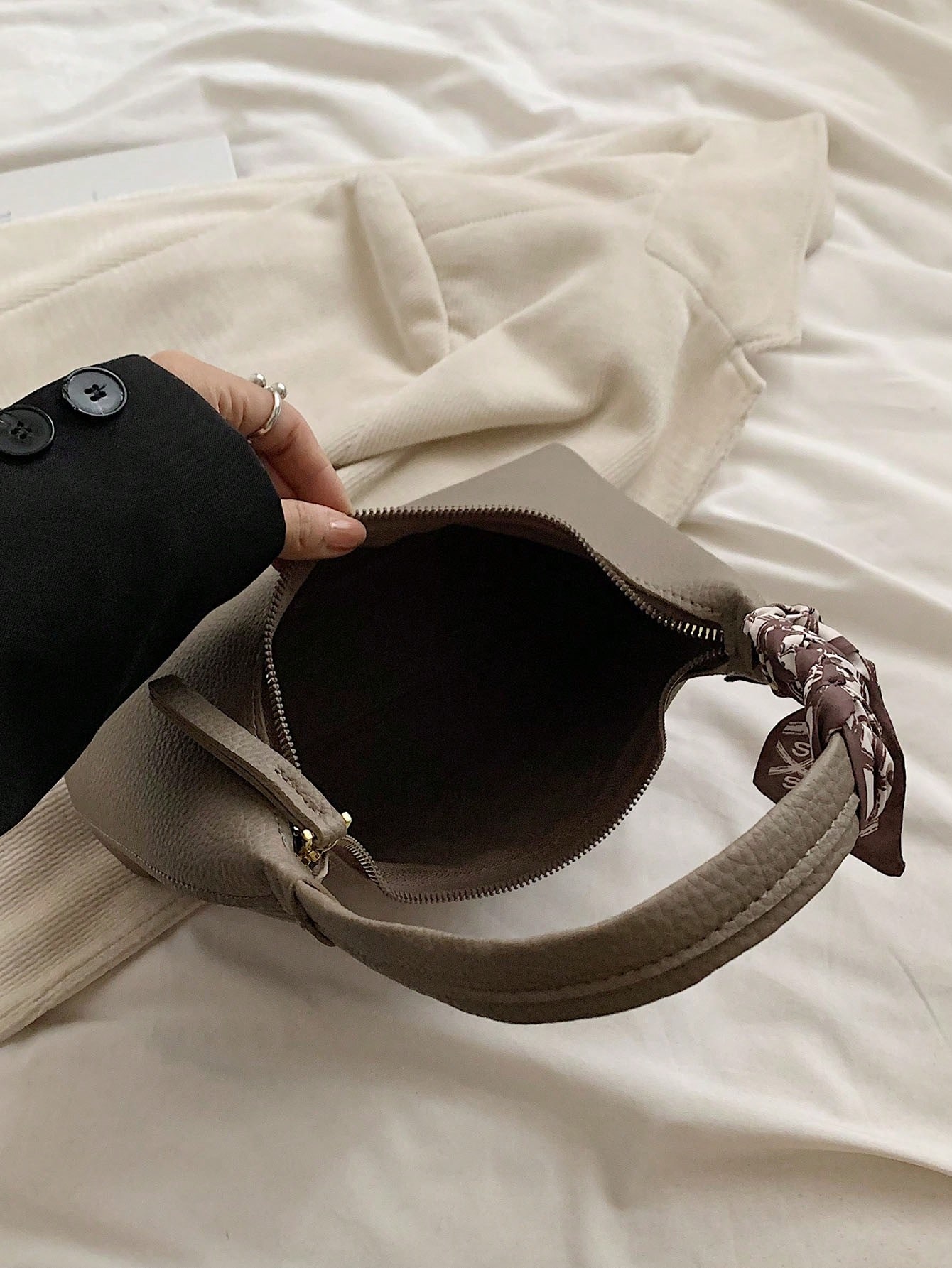 حقيبة كتف نسائية بسيطة مع وشاح حريري