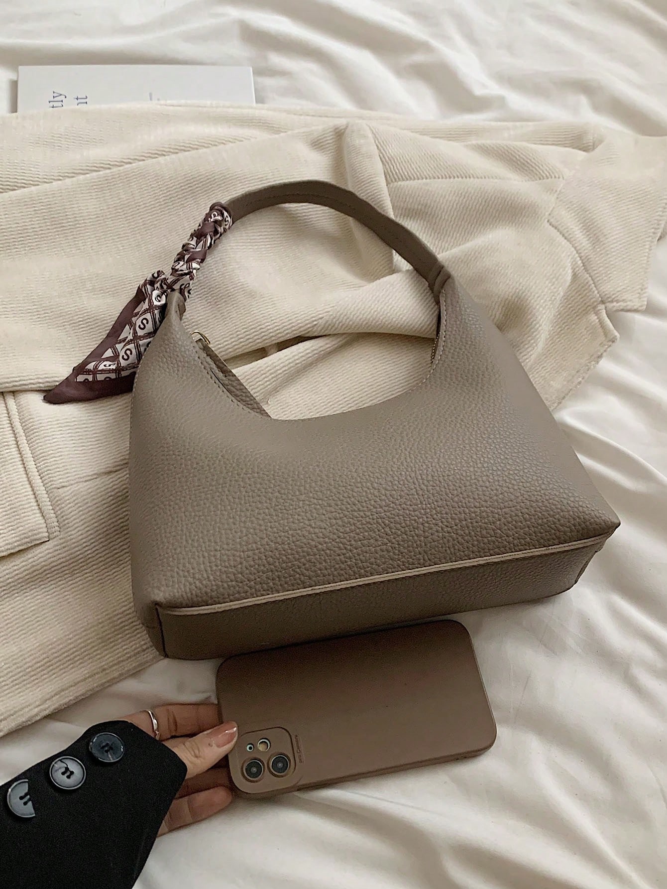 حقيبة كتف نسائية بسيطة مع وشاح حريري