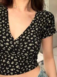 Camiseta de mujer de manga corta con cuello en V cruzado floral adelgazante y revelador Retro estampado floral, cómodo y versátil - Negro - Ver 2