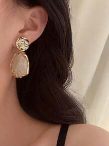 1 Pair Women's Vintage Elegant Gold-Tone Earrings, Fashion Luxury Style Versatile Earrings (Random Carved Pattern)