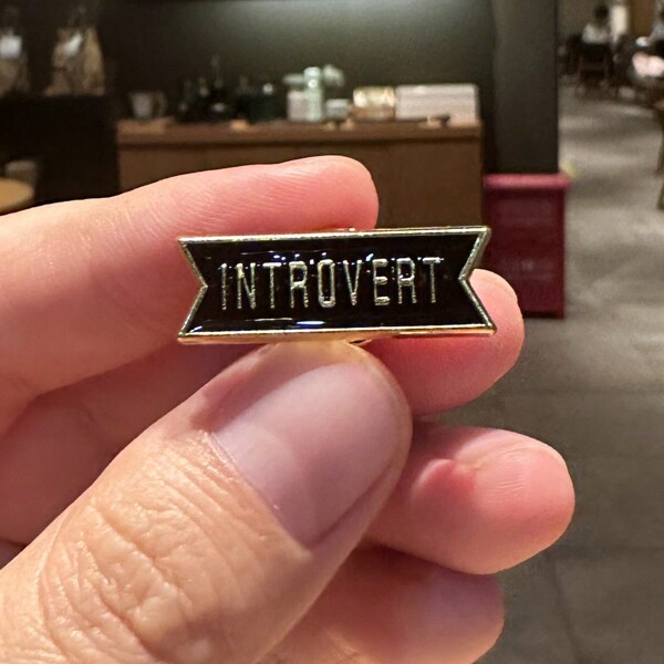 1 Pieza Broche de esmalte con señal de introvertido lindo como accesorio de vestir para persona introvertida, pasador para ropa, bolso, escuela